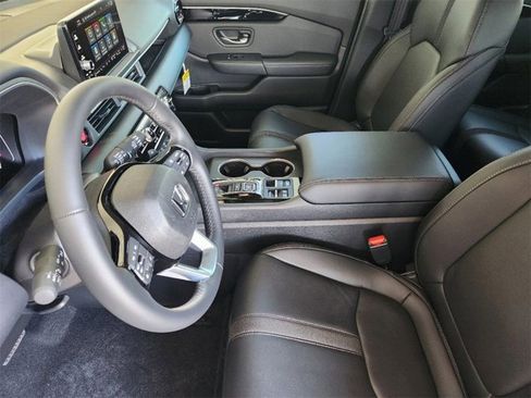 New 2025 Honda Pilot Touring image 8