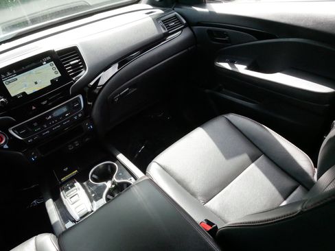 Certified 2025 Honda Passport Black Edition image 11