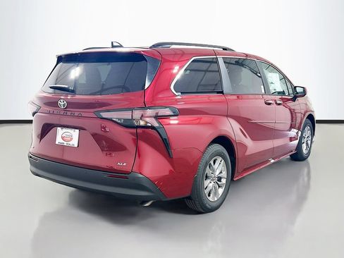 New 2026 Toyota Sienna XLE FWD image 4