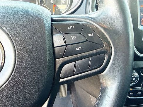 Used 2019 Jeep Cherokee Trailhawk image 36