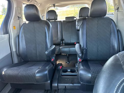 Used 2012 Toyota Sienna SE image 25