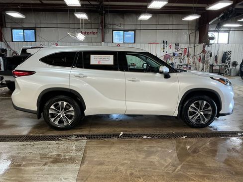 Used 2022 Toyota Highlander XLE AWD/4WD image 6