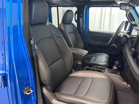 Used 2025 Jeep Gladiator Sport AWD/4WD image 20