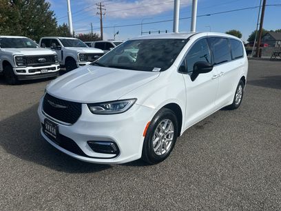 Used 2025 Chrysler Pacifica Select