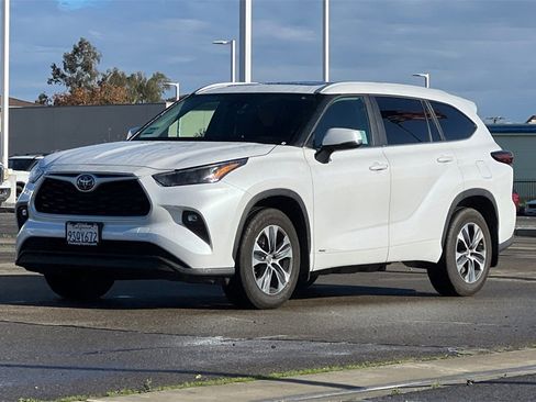 Certified 2025 Toyota Highlander XLE image 10