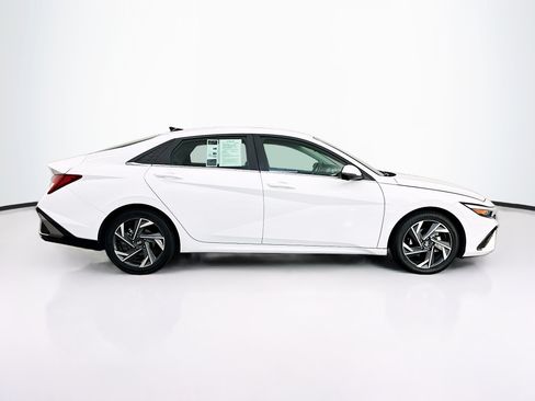 Used 2024 Hyundai Elantra Limited FWD image 10