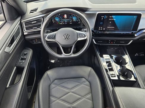 Used 2024 Volkswagen Atlas Cross Sport SE image 13