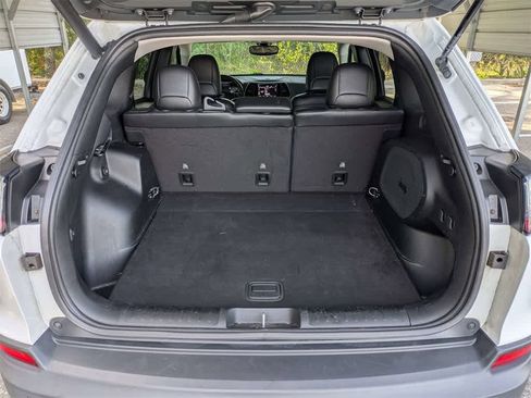 Used 2019 Jeep Cherokee Limited image 12