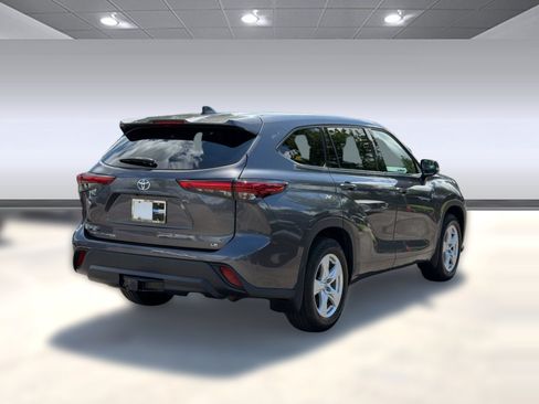 Used 2022 Toyota Highlander LE FWD image 9