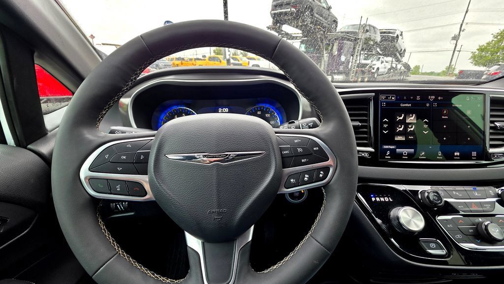 Used 2025 Chrysler Pacifica Select FWD image 24