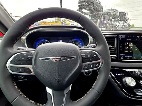 Used 2025 Chrysler Pacifica Select FWD image 24