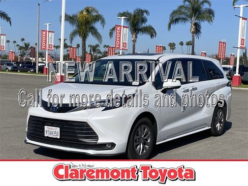 Used 2025 Toyota Sienna XLE image 1