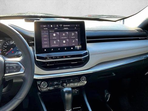 Used 2023 Jeep Compass Limited image 8