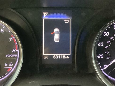 Used 2018 Toyota Camry LE image 10