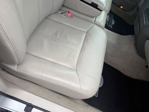 Used 2010 Lincoln Town Car Signature Limited image 20