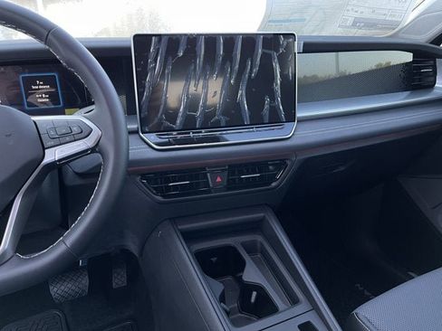 New 2025 Volkswagen Tiguan SE image 16