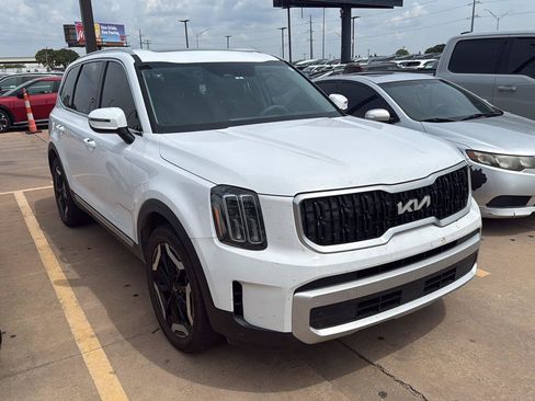 Used 2024 Kia Telluride EX w/ EX Captain's Chair Package FWD image 3