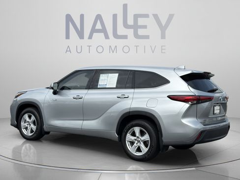 Used 2021 Toyota Highlander LE AWD/4WD image 3