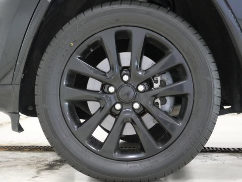 Used 2021 Jeep Grand Cherokee Laredo X AWD/4WD image 9