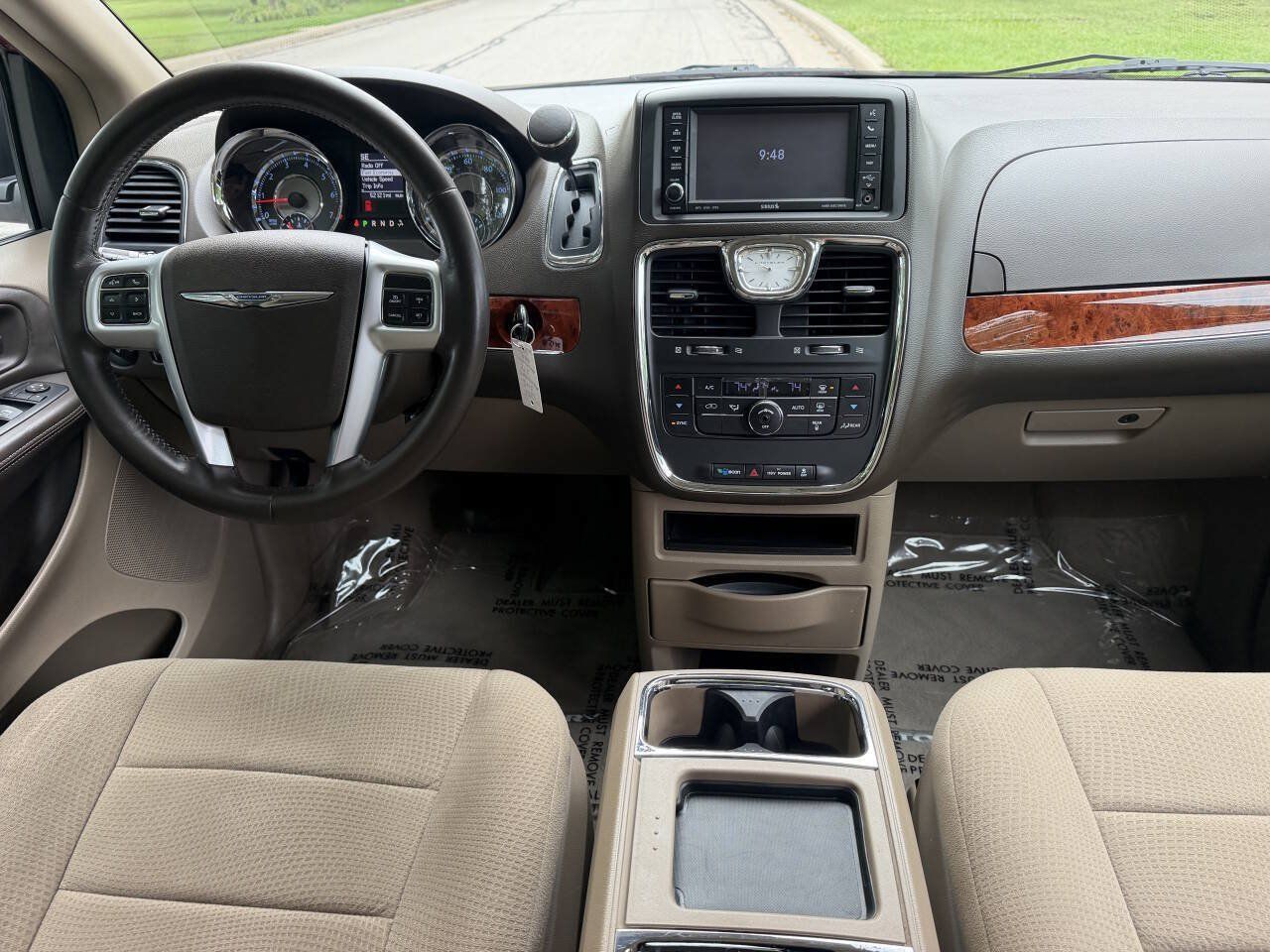 Used 2012 Chrysler Town & Country Touring FWD image 20