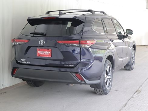 Used 2023 Toyota Highlander XLE AWD/4WD image 7