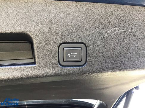 Used 2024 Chevrolet Traverse LT image 7