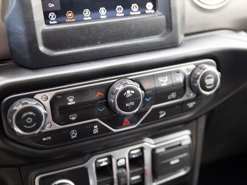 Used 2020 Jeep Wrangler Unlimited Sahara image 10