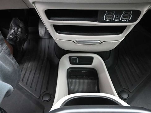 Used 2023 Chrysler Pacifica Touring-L FWD image 37