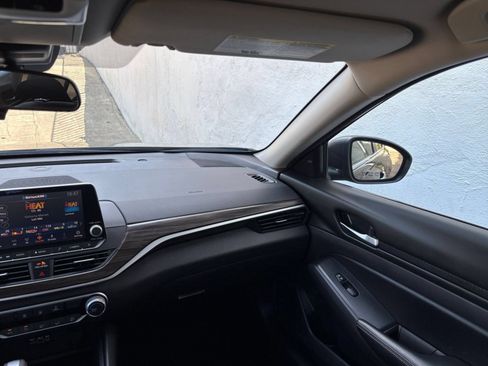 Used 2025 Nissan Altima 2.5 SV FWD image 35