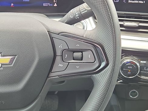 Used 2025 Chevrolet Trax LT FWD image 20