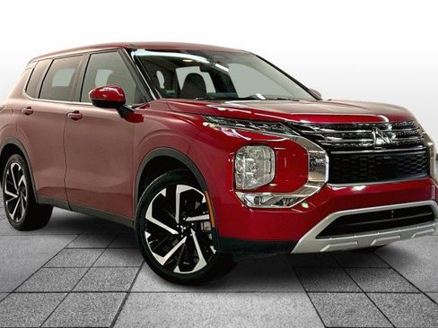 Used 2023 Mitsubishi Outlander SE image 2