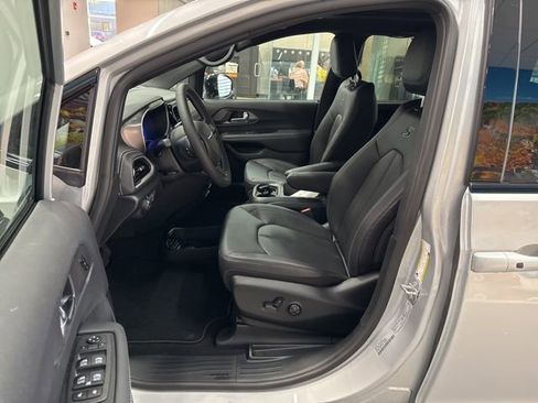 New 2026 Chrysler Pacifica Select w/ S Appearance Package image 21