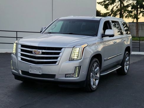 Used 2017 Cadillac Escalade Luxury image 1