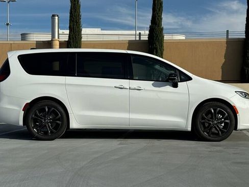 New 2026 Chrysler Pacifica Select image 3