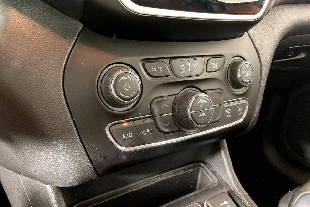 Used 2019 Jeep Cherokee Overland w/ Technology Group AWD/4WD image 10