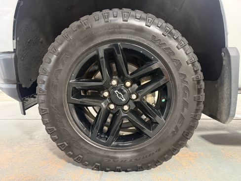 Used 2022 Chevrolet Silverado 1500 LT Trail Boss w/ Bed Protection Package AWD/4WD image 8