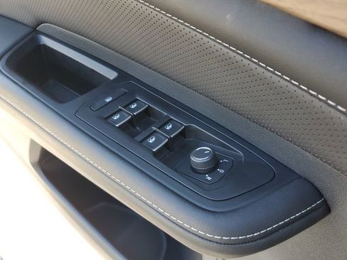 Certified 2025 Volkswagen Atlas SE w/ Panoramic Sunroof Package image 30