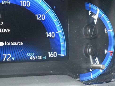 Used 2022 Toyota Corolla Cross XLE image 32