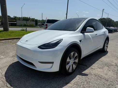 Used 2024 Tesla Model Y Long Range AWD/4WD image 2