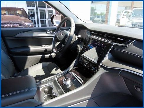 New 2025 Jeep Grand Cherokee L Altitude image 8