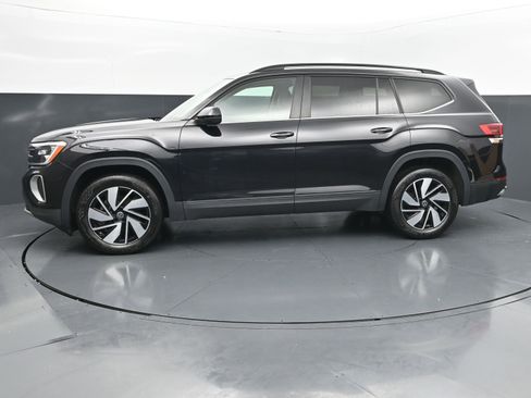 Used 2025 Volkswagen Atlas SE AWD/4WD image 2