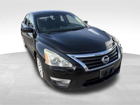 Used 2014 Nissan Altima 2.5 S w/ Display Audio Package FWD image 3