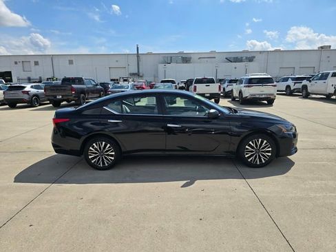 Used 2025 Nissan Altima 2.5 SV image 15