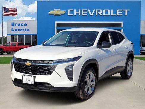 Certified 2025 Chevrolet Trax LS image 1