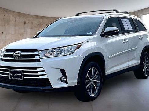 Used 2019 Toyota Highlander XLE image 3