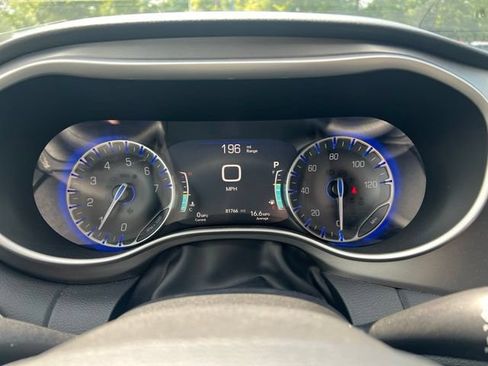 Used 2022 Chrysler Pacifica Touring-L FWD image 12