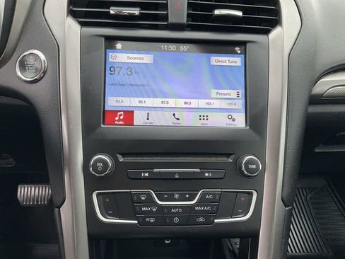 Used 2017 Ford Fusion SE w/ Fusion SE Technology Package FWD image 12