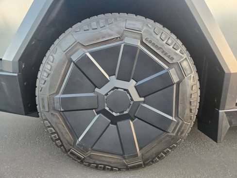 Used 2024 Tesla Cybertruck AWD Crew Cab image 18