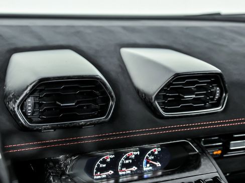 Used 2018 Lamborghini Huracan Performante AWD/4WD image 38