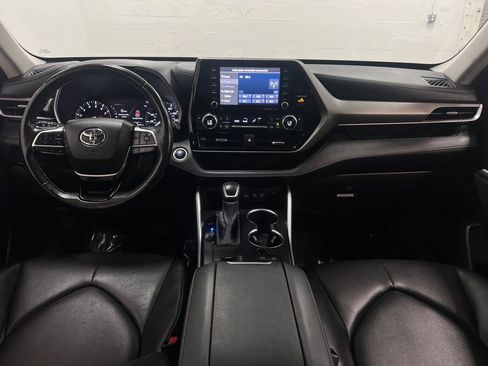 Used 2020 Toyota Highlander XLE FWD image 14